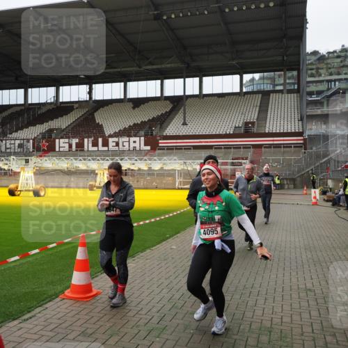 07.12.2025 - St. Pauli X-Mass-Run No. 15 Fabian Wolf http://msf.ph/oto/9397213 07.12.2025 10:43:43 Ziel 74, 84, 559, 706, 1913, 2459, 2487, 2647, 2767, 3100, 3226, 3237, 4095, 4096, 4104 meine-sportfotos.de