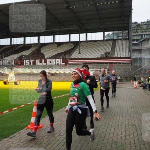 07.12.2025 - St. Pauli X-Mass-Run No. 15 Fabian Wolf http://msf.ph/oto/9397214 07.12.2025 10:43:44 Ziel 74, 84, 559, 706, 1913, 2459, 2487, 2647, 2767, 3100, 3226, 3237, 4095, 4096, 4104 meine-sportfotos.de