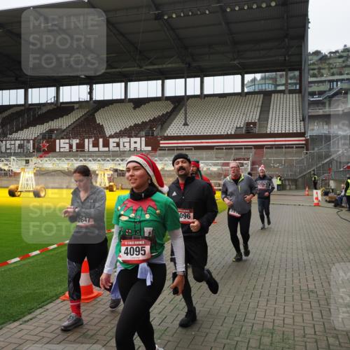 07.12.2025 - St. Pauli X-Mass-Run No. 15 Fabian Wolf http://msf.ph/oto/9397215 07.12.2025 10:43:44 Ziel 74, 84, 559, 706, 1913, 2459, 2487, 2647, 2767, 3100, 3226, 3237, 4095, 4096, 4104 meine-sportfotos.de