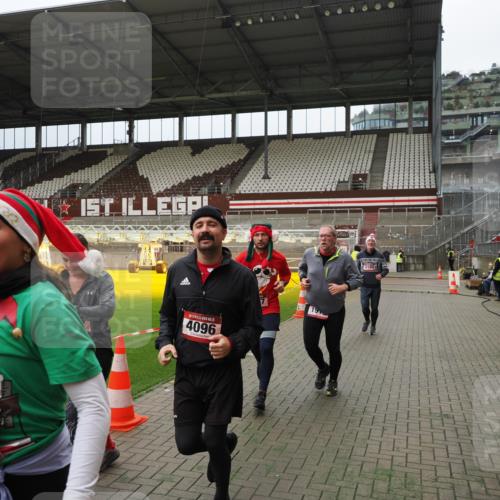 07.12.2025 - St. Pauli X-Mass-Run No. 15 Fabian Wolf http://msf.ph/oto/9397217 07.12.2025 10:43:44 Ziel 74, 84, 559, 706, 1913, 2459, 2487, 2647, 2767, 3100, 3226, 3237, 4095, 4096, 4104 meine-sportfotos.de