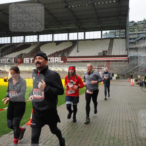 07.12.2025 - St. Pauli X-Mass-Run No. 15 Fabian Wolf http://msf.ph/oto/9397218 07.12.2025 10:43:44 Ziel 74, 84, 559, 706, 1913, 2459, 2487, 2647, 2767, 3100, 3226, 3237, 4095, 4096, 4104 meine-sportfotos.de