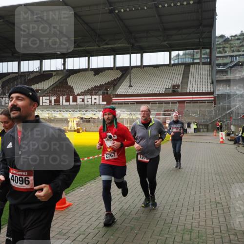 07.12.2025 - St. Pauli X-Mass-Run No. 15 Fabian Wolf http://msf.ph/oto/9397219 07.12.2025 10:43:45 Ziel 74, 84, 559, 706, 1913, 2459, 2487, 2647, 2767, 3100, 4095, 4096, 4104 meine-sportfotos.de