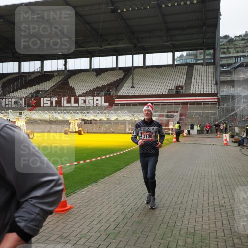 07.12.2025 - St. Pauli X-Mass-Run No. 15 Fabian Wolf http://msf.ph/oto/9397226 07.12.2025 10:43:46 Ziel 74, 84, 706, 1913, 2487, 2647, 2767, 3100, 4095, 4096, 4104 meine-sportfotos.de