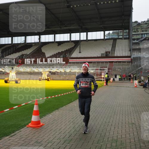 07.12.2025 - St. Pauli X-Mass-Run No. 15 Fabian Wolf http://msf.ph/oto/9397227 07.12.2025 10:43:46 Ziel 74, 84, 706, 1913, 2487, 2647, 2767, 3100, 4095, 4096, 4104 meine-sportfotos.de