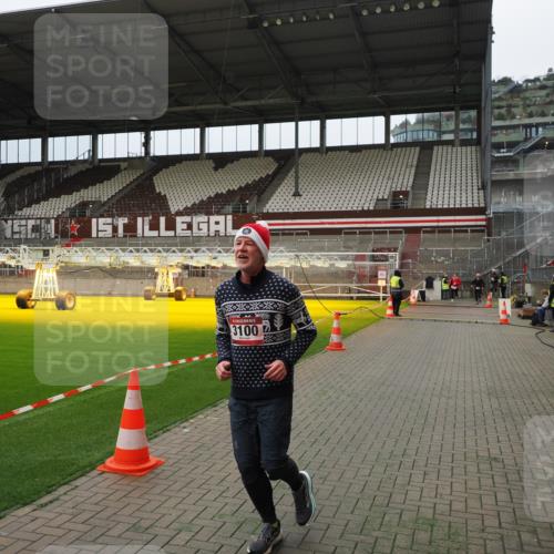 07.12.2025 - St. Pauli X-Mass-Run No. 15 Fabian Wolf http://msf.ph/oto/9397229 07.12.2025 10:43:47 Ziel 74, 84, 706, 1913, 2487, 2647, 2767, 3100, 4095, 4096 meine-sportfotos.de