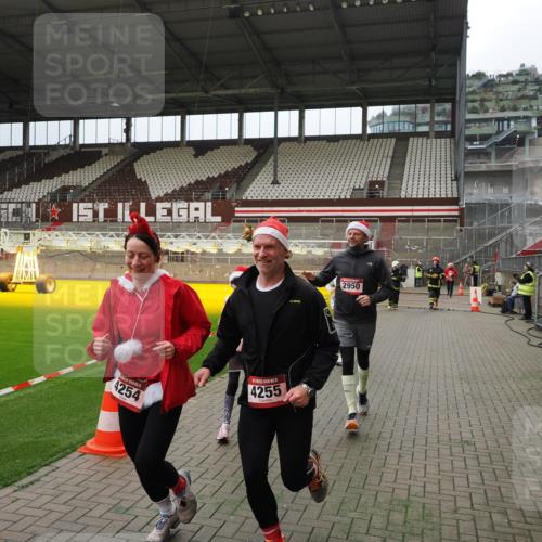 07.12.2025 - St. Pauli X-Mass-Run No. 15 Fabian Wolf http://msf.ph/oto/9397237 07.12.2025 10:43:58 Ziel 32, 179, 2499, 2767, 2950, 2955, 3100, 4254, 4255 meine-sportfotos.de