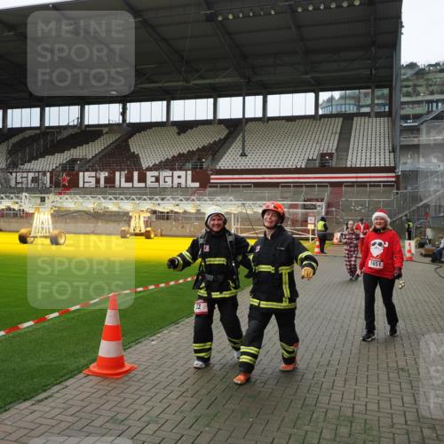 07.12.2025 - St. Pauli X-Mass-Run No. 15 Fabian Wolf http://msf.ph/oto/9397277 07.12.2025 10:44:08 Ziel 32, 179, 1651, 1947, 1948, 2499, 2950, 2955, 3012, 4254, 4255 meine-sportfotos.de