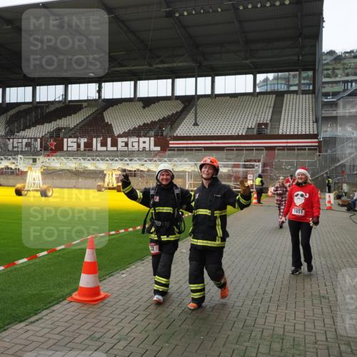 07.12.2025 - St. Pauli X-Mass-Run No. 15 Fabian Wolf http://msf.ph/oto/9397278 07.12.2025 10:44:09 Ziel 32, 179, 1651, 1947, 1948, 2499, 2950, 2955, 3012, 4254, 4255 meine-sportfotos.de