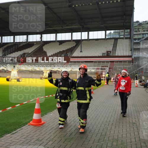 07.12.2025 - St. Pauli X-Mass-Run No. 15 Fabian Wolf http://msf.ph/oto/9397279 07.12.2025 10:44:09 Ziel 32, 179, 1651, 1947, 1948, 2499, 2950, 2955, 3012, 4254, 4255 meine-sportfotos.de