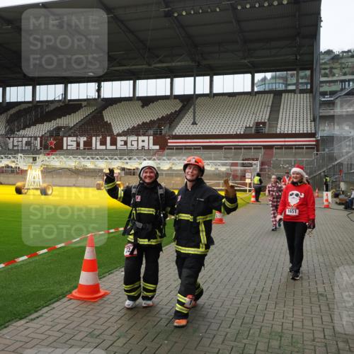 07.12.2025 - St. Pauli X-Mass-Run No. 15 Fabian Wolf http://msf.ph/oto/9397280 07.12.2025 10:44:09 Ziel 32, 179, 1651, 1947, 1948, 2499, 2950, 2955, 3012, 4254, 4255 meine-sportfotos.de