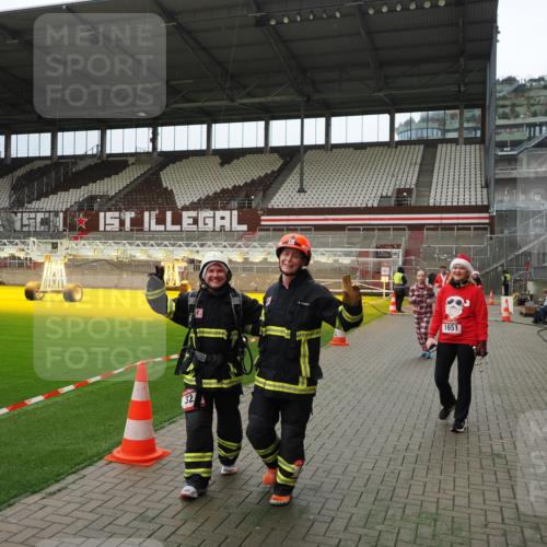07.12.2025 - St. Pauli X-Mass-Run No. 15 Fabian Wolf http://msf.ph/oto/9397281 07.12.2025 10:44:09 Ziel 32, 179, 1651, 1947, 1948, 2499, 2950, 2955, 3012, 4254, 4255 meine-sportfotos.de