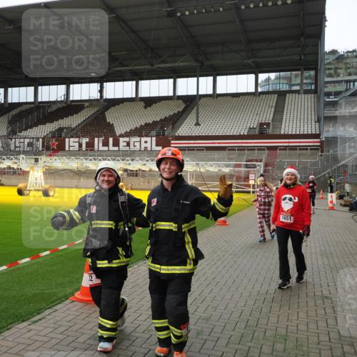 07.12.2025 - St. Pauli X-Mass-Run No. 15 Fabian Wolf http://msf.ph/oto/9397284 07.12.2025 10:44:10 Ziel 32, 179, 1651, 1947, 1948, 2499, 2950, 2955, 3012, 4254, 4255 meine-sportfotos.de