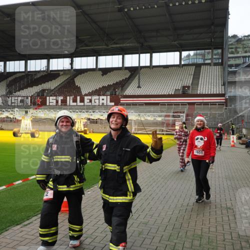 07.12.2025 - St. Pauli X-Mass-Run No. 15 Fabian Wolf http://msf.ph/oto/9397285 07.12.2025 10:44:10 Ziel 32, 179, 1651, 1947, 1948, 2499, 2950, 2955, 3012, 4254, 4255 meine-sportfotos.de