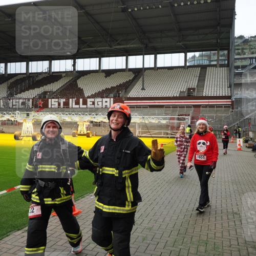07.12.2025 - St. Pauli X-Mass-Run No. 15 Fabian Wolf http://msf.ph/oto/9397286 07.12.2025 10:44:10 Ziel 32, 179, 1651, 1947, 1948, 2499, 2950, 2955, 3012, 4254, 4255 meine-sportfotos.de