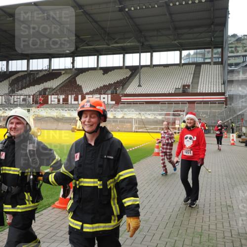 07.12.2025 - St. Pauli X-Mass-Run No. 15 Fabian Wolf http://msf.ph/oto/9397288 07.12.2025 10:44:11 Ziel 32, 179, 1651, 1947, 1948, 2499, 2950, 2955, 3012 meine-sportfotos.de