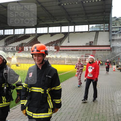 07.12.2025 - St. Pauli X-Mass-Run No. 15 Fabian Wolf http://msf.ph/oto/9397289 07.12.2025 10:44:11 Ziel 32, 179, 1651, 1947, 1948, 2499, 2950, 2955, 3012 meine-sportfotos.de