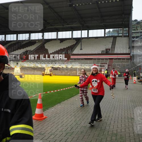 07.12.2025 - St. Pauli X-Mass-Run No. 15 Fabian Wolf http://msf.ph/oto/9397292 07.12.2025 10:44:11 Ziel 32, 179, 1651, 1947, 1948, 2499, 2950, 2955, 3012 meine-sportfotos.de