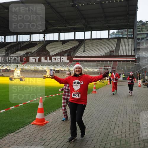 07.12.2025 - St. Pauli X-Mass-Run No. 15 Fabian Wolf http://msf.ph/oto/9397296 07.12.2025 10:44:12 Ziel 32, 179, 1651, 1947, 1948, 2499, 3012 meine-sportfotos.de