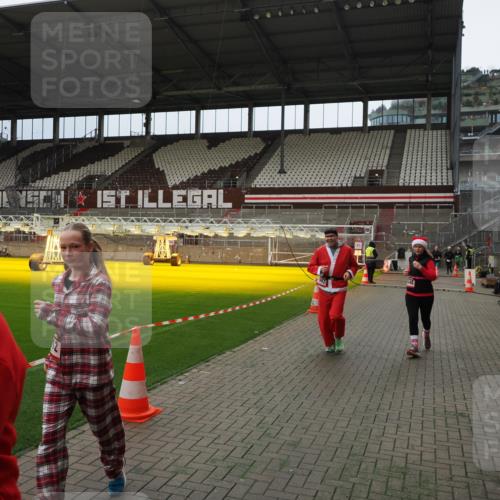 07.12.2025 - St. Pauli X-Mass-Run No. 15 Fabian Wolf http://msf.ph/oto/9397305 07.12.2025 10:44:14 Ziel 32, 179, 1651, 1947, 1948, 3012 meine-sportfotos.de
