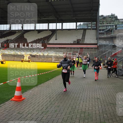 07.12.2025 - St. Pauli X-Mass-Run No. 15 Fabian Wolf http://msf.ph/oto/9397325 07.12.2025 10:44:24 Ziel 220, 571, 1051, 1059, 1060, 1089, 1421, 1947, 1948, 2357, 2359 meine-sportfotos.de