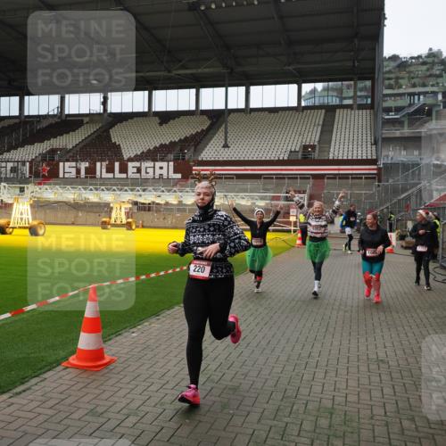 07.12.2025 - St. Pauli X-Mass-Run No. 15 Fabian Wolf http://msf.ph/oto/9397327 07.12.2025 10:44:24 Ziel 220, 571, 1051, 1059, 1060, 1089, 1421, 1947, 1948, 2357, 2359 meine-sportfotos.de
