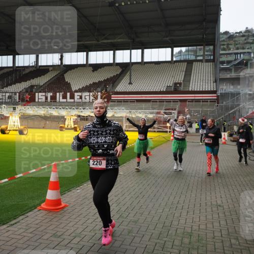 07.12.2025 - St. Pauli X-Mass-Run No. 15 Fabian Wolf http://msf.ph/oto/9397328 07.12.2025 10:44:24 Ziel 220, 571, 1051, 1059, 1060, 1089, 1421, 1947, 1948, 2357, 2359 meine-sportfotos.de