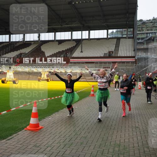 07.12.2025 - St. Pauli X-Mass-Run No. 15 Fabian Wolf http://msf.ph/oto/9397332 07.12.2025 10:44:25 Ziel 220, 571, 1051, 1059, 1060, 1089, 1421, 1947, 1948, 2357, 2359 meine-sportfotos.de