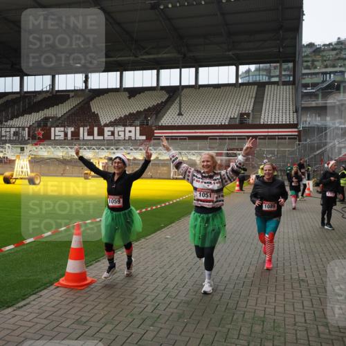 07.12.2025 - St. Pauli X-Mass-Run No. 15 Fabian Wolf http://msf.ph/oto/9397334 07.12.2025 10:44:26 Ziel 220, 571, 1051, 1059, 1060, 1089, 1421, 1947, 1948, 2357, 2359 meine-sportfotos.de