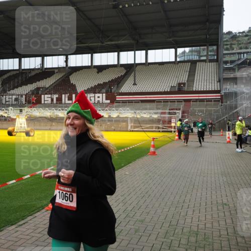 07.12.2025 - St. Pauli X-Mass-Run No. 15 Fabian Wolf http://msf.ph/oto/9397351 07.12.2025 10:44:31 Ziel 220, 571, 1051, 1059, 1060, 1089, 1421, 2321, 2325, 2357, 2359 meine-sportfotos.de