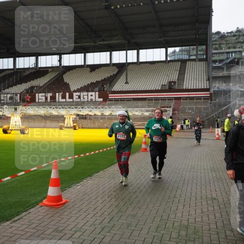 07.12.2025 - St. Pauli X-Mass-Run No. 15 Fabian Wolf http://msf.ph/oto/9397357 07.12.2025 10:44:35 Ziel 220, 571, 1051, 1059, 1060, 1089, 1421, 2321, 2325, 2357, 2359, 3132 meine-sportfotos.de