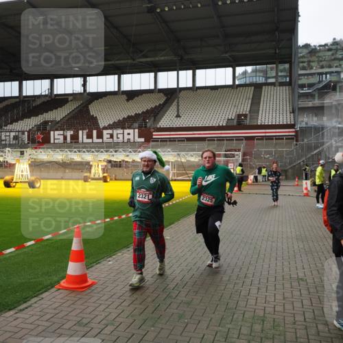07.12.2025 - St. Pauli X-Mass-Run No. 15 Fabian Wolf http://msf.ph/oto/9397359 07.12.2025 10:44:35 Ziel 220, 571, 1051, 1059, 1060, 1089, 1421, 2321, 2325, 2357, 2359, 3132 meine-sportfotos.de