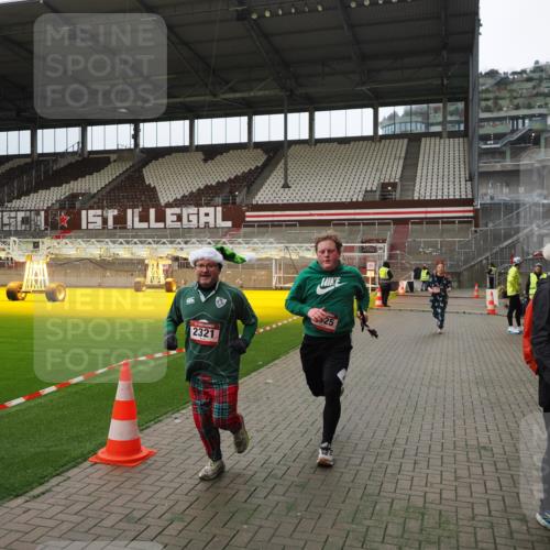 07.12.2025 - St. Pauli X-Mass-Run No. 15 Fabian Wolf http://msf.ph/oto/9397360 07.12.2025 10:44:35 Ziel 220, 571, 1051, 1059, 1060, 1089, 1421, 2321, 2325, 2357, 2359, 3132 meine-sportfotos.de
