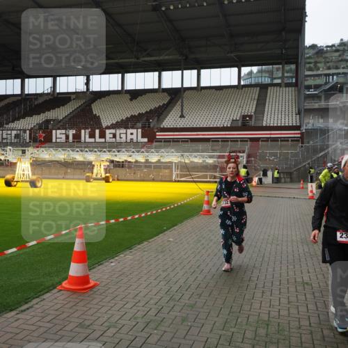 07.12.2025 - St. Pauli X-Mass-Run No. 15 Fabian Wolf http://msf.ph/oto/9397371 07.12.2025 10:44:39 Ziel 571, 1051, 1059, 1060, 1421, 2321, 2325, 3132 meine-sportfotos.de