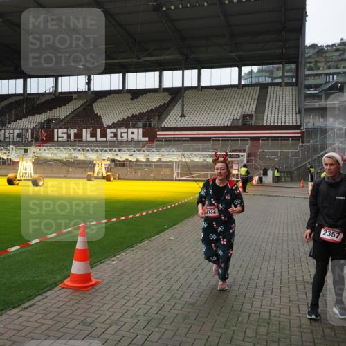 07.12.2025 - St. Pauli X-Mass-Run No. 15 Fabian Wolf http://msf.ph/oto/9397373 07.12.2025 10:44:39 Ziel 571, 1051, 1059, 1060, 1421, 2321, 2325, 3132 meine-sportfotos.de