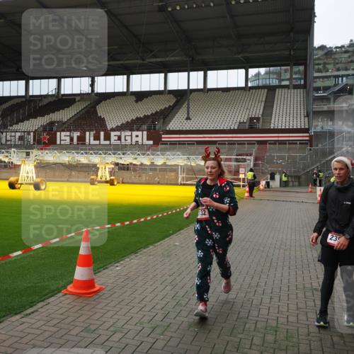 07.12.2025 - St. Pauli X-Mass-Run No. 15 Fabian Wolf http://msf.ph/oto/9397374 07.12.2025 10:44:39 Ziel 571, 1051, 1059, 1060, 1421, 2321, 2325, 3132 meine-sportfotos.de