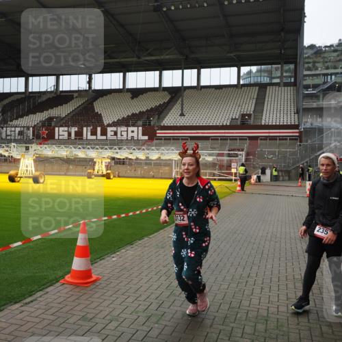 07.12.2025 - St. Pauli X-Mass-Run No. 15 Fabian Wolf http://msf.ph/oto/9397375 07.12.2025 10:44:39 Ziel 571, 1051, 1059, 1060, 1421, 2321, 2325, 3132 meine-sportfotos.de