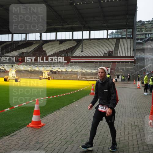 07.12.2025 - St. Pauli X-Mass-Run No. 15 Fabian Wolf http://msf.ph/oto/9397380 07.12.2025 10:44:41 Ziel 2321, 2325, 3132 meine-sportfotos.de
