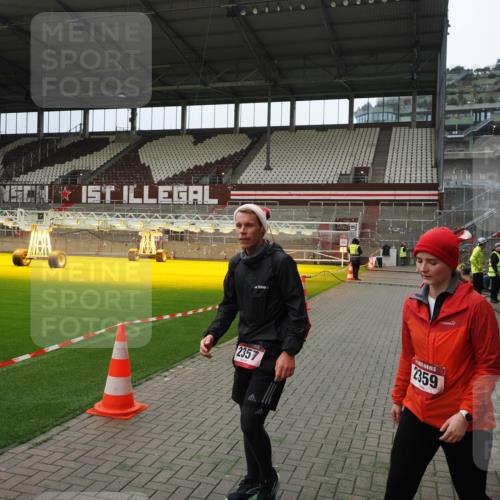 07.12.2025 - St. Pauli X-Mass-Run No. 15 Fabian Wolf http://msf.ph/oto/9397382 07.12.2025 10:44:41 Ziel 2321, 2325, 3132 meine-sportfotos.de