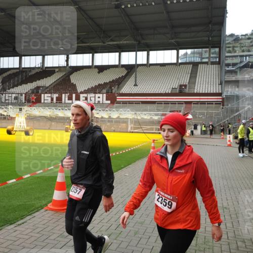 07.12.2025 - St. Pauli X-Mass-Run No. 15 Fabian Wolf http://msf.ph/oto/9397384 07.12.2025 10:44:42 Ziel 2321, 2325, 3132 meine-sportfotos.de