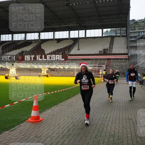 07.12.2025 - St. Pauli X-Mass-Run No. 15 Fabian Wolf http://msf.ph/oto/9397387 07.12.2025 10:44:52 Ziel 86, 2058, 3132, 4876 meine-sportfotos.de