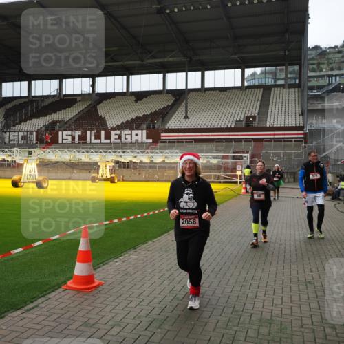 07.12.2025 - St. Pauli X-Mass-Run No. 15 Fabian Wolf http://msf.ph/oto/9397388 07.12.2025 10:44:53 Ziel 86, 2058, 4876 meine-sportfotos.de