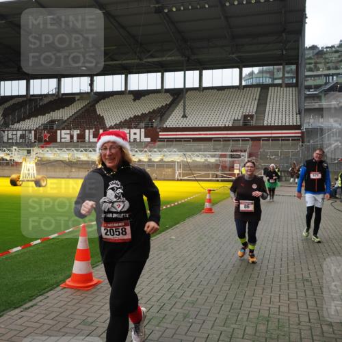 07.12.2025 - St. Pauli X-Mass-Run No. 15 Fabian Wolf http://msf.ph/oto/9397391 07.12.2025 10:44:53 Ziel 86, 2058, 4876 meine-sportfotos.de