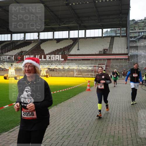 07.12.2025 - St. Pauli X-Mass-Run No. 15 Fabian Wolf http://msf.ph/oto/9397392 07.12.2025 10:44:53 Ziel 86, 2058, 4876 meine-sportfotos.de