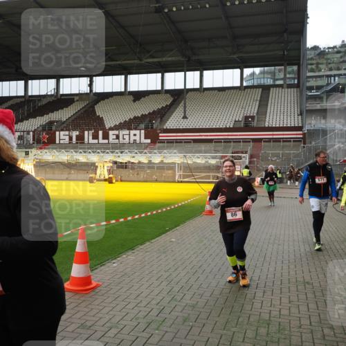 07.12.2025 - St. Pauli X-Mass-Run No. 15 Fabian Wolf http://msf.ph/oto/9397393 07.12.2025 10:44:54 Ziel 86, 2058, 4876 meine-sportfotos.de