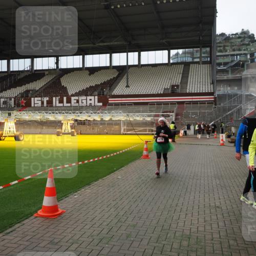 07.12.2025 - St. Pauli X-Mass-Run No. 15 Fabian Wolf http://msf.ph/oto/9397406 07.12.2025 10:44:56 Ziel 86, 2058, 4876 meine-sportfotos.de