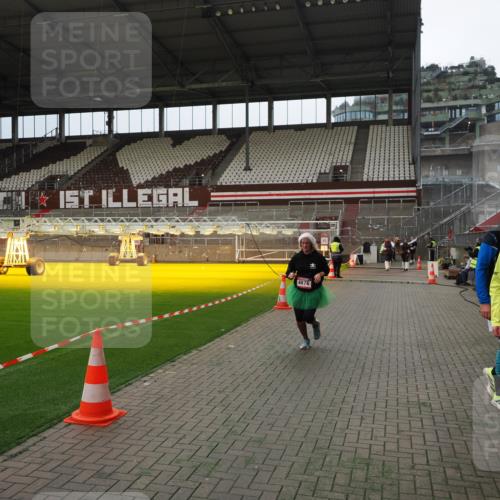 07.12.2025 - St. Pauli X-Mass-Run No. 15 Fabian Wolf http://msf.ph/oto/9397407 07.12.2025 10:44:56 Ziel 86, 2058, 4876 meine-sportfotos.de