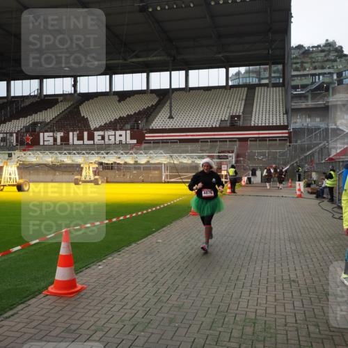 07.12.2025 - St. Pauli X-Mass-Run No. 15 Fabian Wolf http://msf.ph/oto/9397408 07.12.2025 10:44:57 Ziel 86, 791, 2058, 4876 meine-sportfotos.de