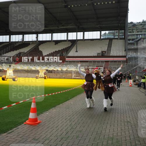 07.12.2025 - St. Pauli X-Mass-Run No. 15 Fabian Wolf http://msf.ph/oto/9397413 07.12.2025 10:45:04 Ziel 86, 791, 793, 1415, 1419, 1546, 2058, 2158, 2524, 2525, 4876 meine-sportfotos.de