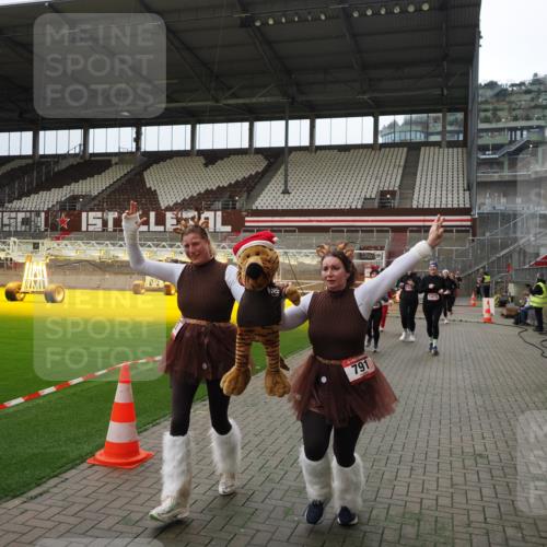07.12.2025 - St. Pauli X-Mass-Run No. 15 Fabian Wolf http://msf.ph/oto/9397419 07.12.2025 10:45:06 Ziel 86, 631, 636, 791, 793, 1415, 1419, 1546, 2158, 2524, 2525, 4876 meine-sportfotos.de