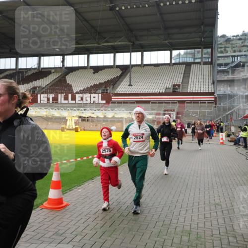 07.12.2025 - St. Pauli X-Mass-Run No. 15 Fabian Wolf http://msf.ph/oto/9397427 07.12.2025 10:45:10 Ziel 631, 636, 791, 793, 1245, 1415, 1419, 1546, 2086, 2158, 2524, 2525, 3350, 4876 meine-sportfotos.de